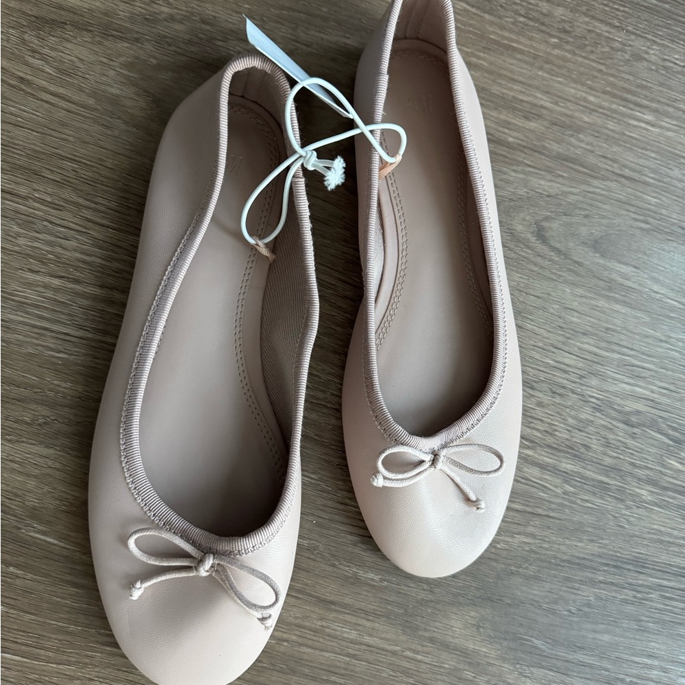 LAST CHANCE Size 6 flats (NWT)